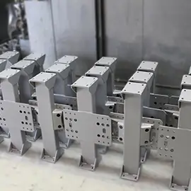 Mehrere lackierte Metallstreben, aufgereiht zur Trocknung nach dem Beschichten.